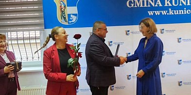 Wójt Krzysztof Błądziński wręczył nagrody nauczycielom z gminy Kunice-115668