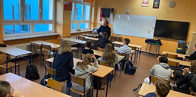 Jak reagować na hejt. Policjanci spotkali się z młodzieżą w Spalonej-119769