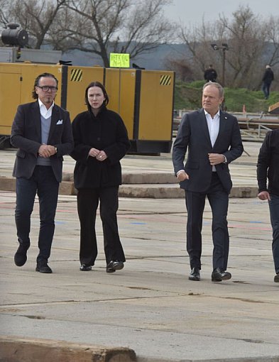 Donald Tusk o miedzi i bezpieczeństwie Polski podczas wizyty w KGHM-117575