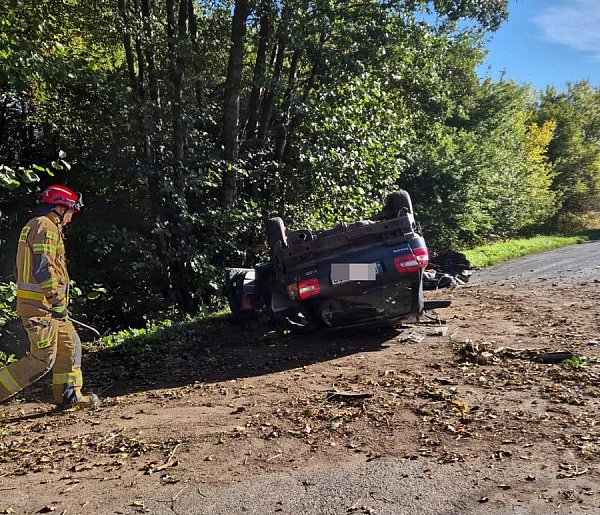 Szaleńczy rajd skończył się dachowaniem. Dwie osoby w szpitalu-115875
