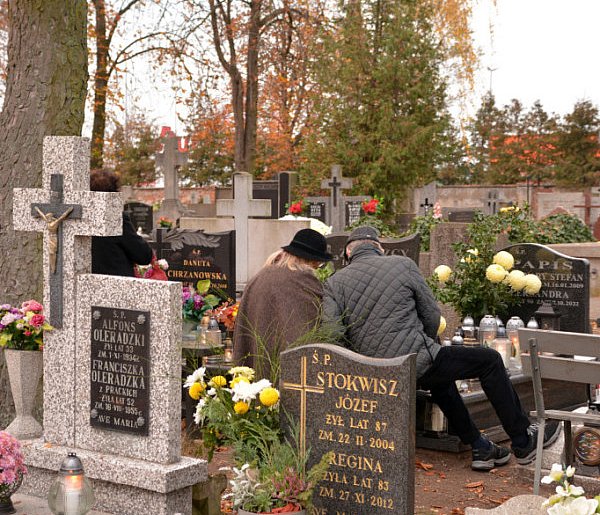 Savoir-vivre na 1 listopada. Jak się zachować podczas wizyty na cmentarzu?-116756