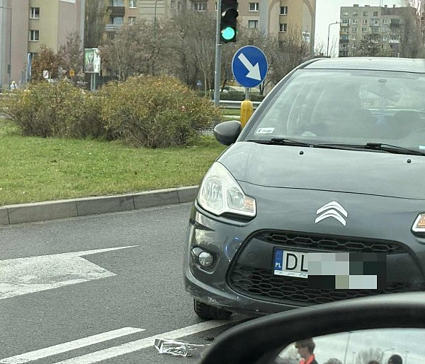 Senior wjechał na czerwonym i zderzył się z drugim seniorem-117518