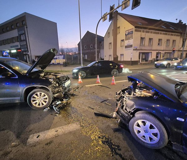 Zderzenie dwóch samochodów zakończyło się hospitalizacją kobiety i dziecka-118016