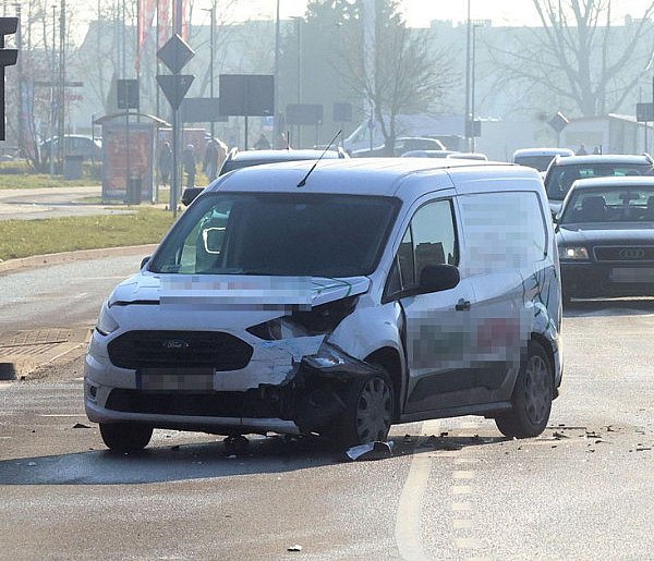 Wypadek na rondzie Niepodległości w Legnicy – obaj kierowcy trzeźwi-118701