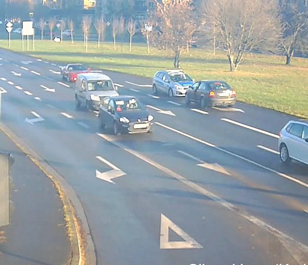 77 latek jechał pod prąd na rondzie, wprost na policyjny radiowóz-119250