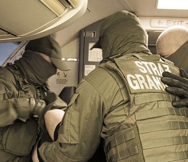 Żarty o bombach, agresja i porzucony bagaż. Nerwowy weekend na lotniskach-119941