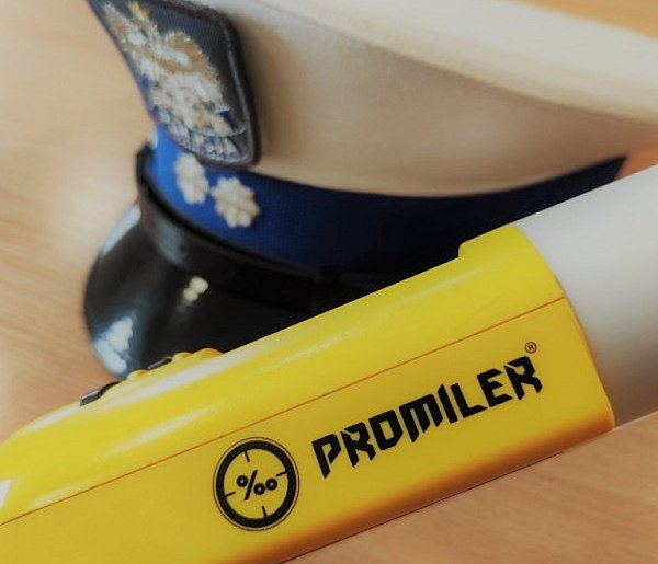 Uderzył w znak i zaparkowane auta. Był kompletnie pijany-120331