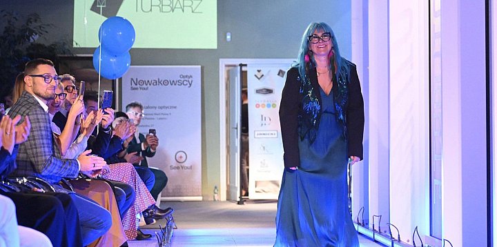 Jej moda pachnie emocjami, nie wybiegową perfekcją-115854