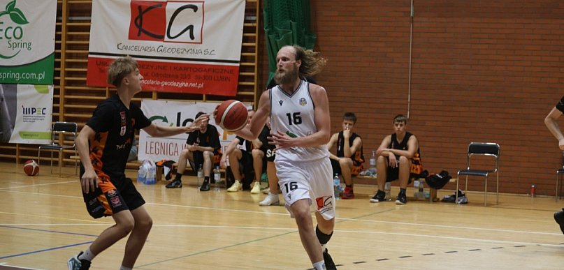 Legnickie Lwy triumfują w Kłodzku – KS Basket Legnica wygrywa