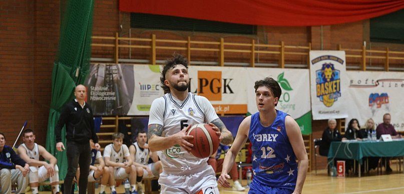 Basket Legnica wygrywa emocjonujące spotkanie z Orłami
