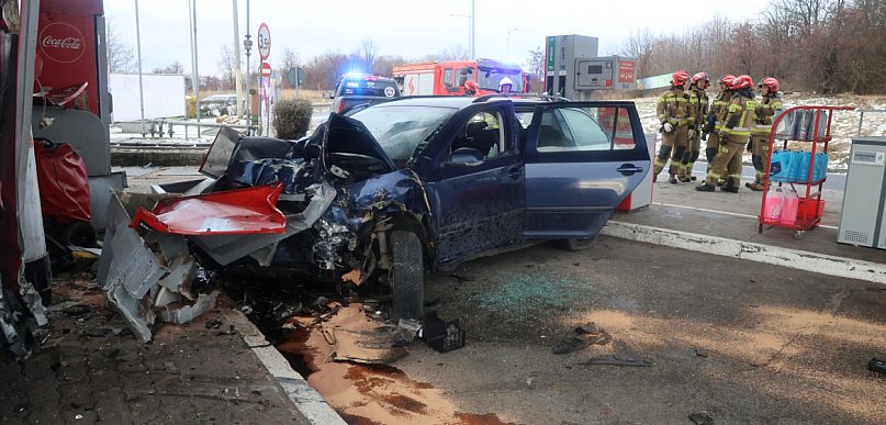 Ucieczka przed policją zakończyła się totalną demolką stacji paliw