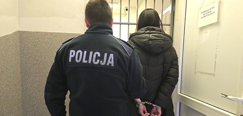 Skrajna głupota na drodze. Pijana i bez prawa jazdy rozbiła auto