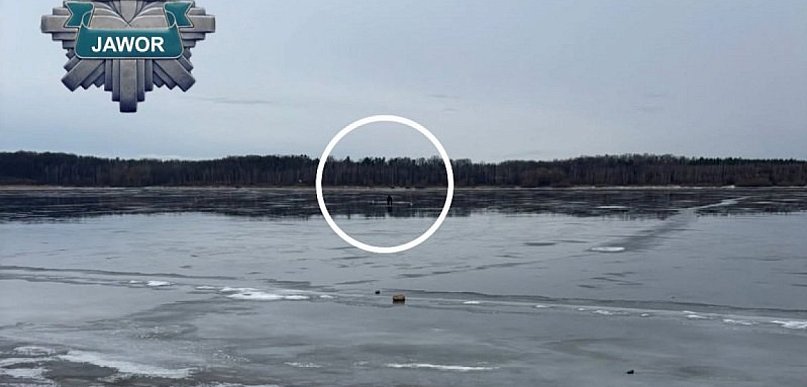 Weszli na zamarznięty zbiornik i igrali ze śmiercią, bo chcieli powędkować