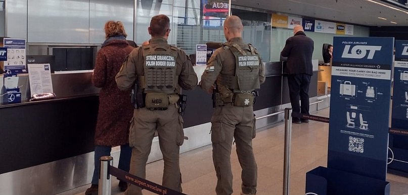 Żarty o bombie na lotnisku zakończyły się mandatami i zakazem lotu