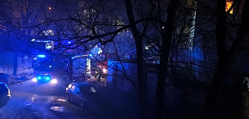 Płonie pustostan przy ulicy Piastowskiej. Pięć zastępów walczy z ogniem
