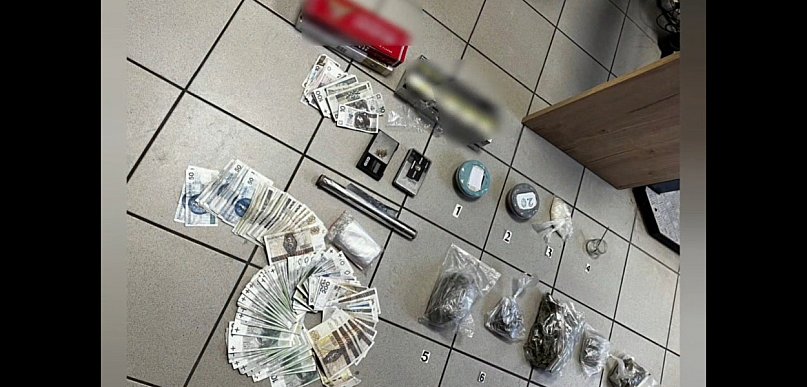 Rozbój podczas meczu i narkotyki w domu. 32-latek w rękach policji
