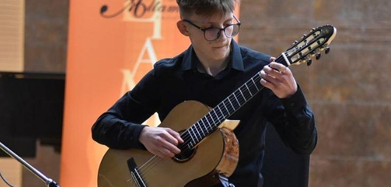 Zespół Szkół Muzycznych: sukces gitarzysty na konkursie w Skarżysku