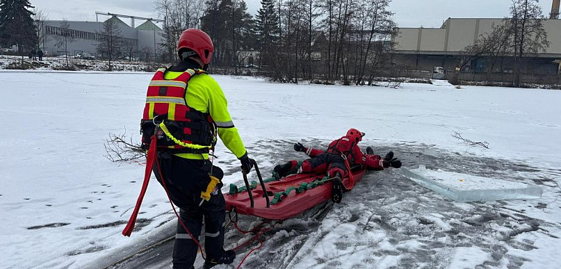 Strażacy ratowali spod lodu. To tylko realistyczne scenariusze