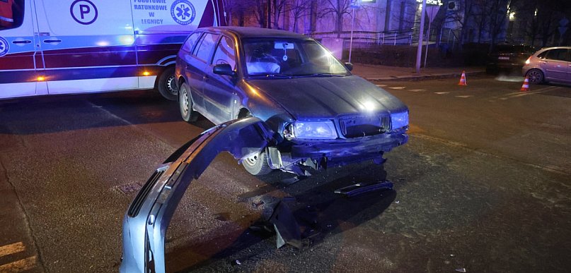 Infiniti uderzyło w Skodę, w środku byly dzieci.  Ich ojciec w szpitalu