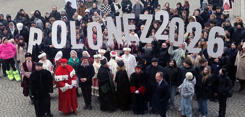 Kilkuset maturzystów zatańczyło Poloneza Witelona w centrum miasta