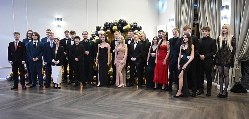 Studniówka uczniów „Samochodówki” na sto dni przed maturą