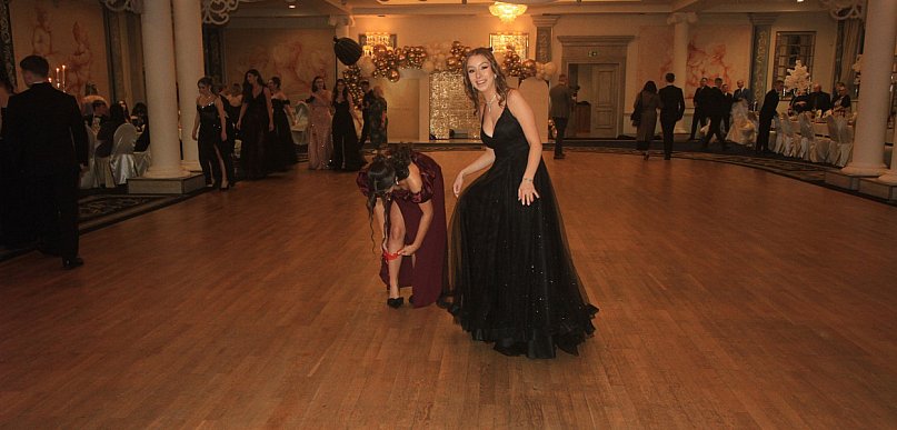 Maturzyści Zespołu Szkół Ekonomicznych na balu studniówkowym