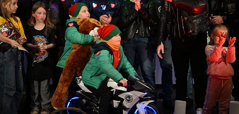 Leo i Jan będą jeździć wylicytowanym motocyklem