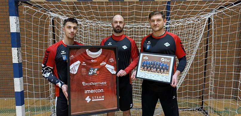 Unikatowa koszulka Siódemki Miedź Legnica na licytacji na rzecz WOŚP