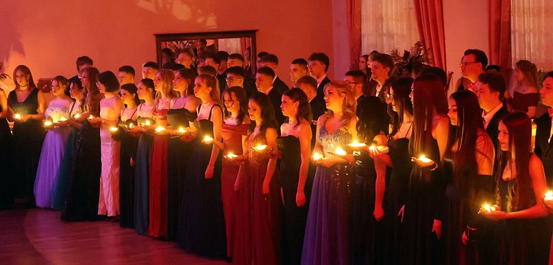 Ponad 100 osób bawi się na studniówce PZS w Chojnowie