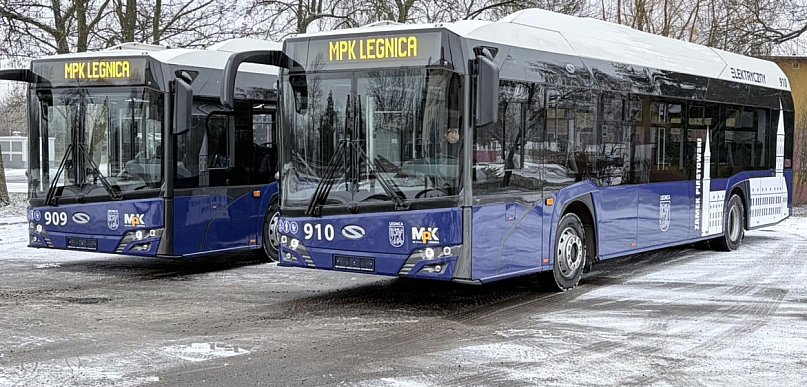 Paraliż komunikacyjny w Legnicy i regionie: lodowisko na drogach