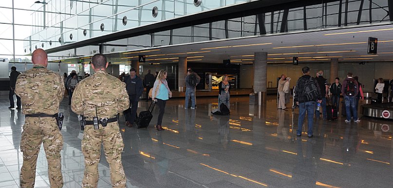 „Zażartował” o bombie przy odprawie. Zamiast do Hiszpanii trafił za kraty