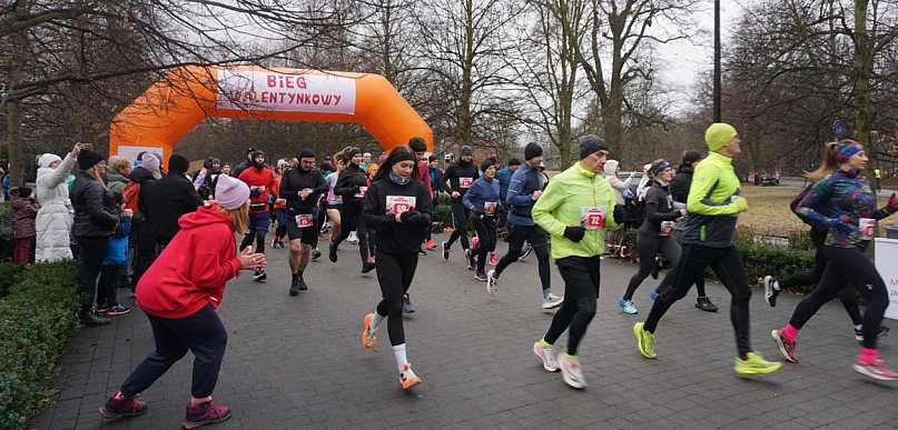 Medale w kształcie serca dla 200 biegaczy w Parku Miejskim