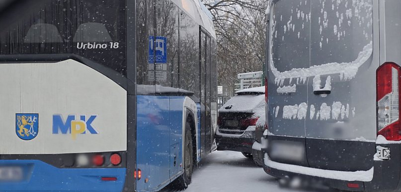 Śnieg sparaliżował miasto. Kolizje się sypią jedna za drugą