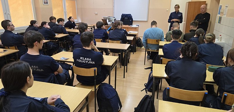 Maturzyści z VII LO poznali szczegóły rekrutacji do policji i etapy naboru
