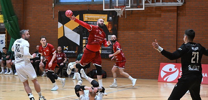 Śląsk Wrocław zdobywa Legnicę, ale Miedź tanio skóry nie sprzedała