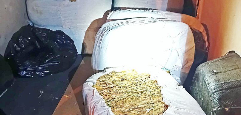 590 kg suszu tytoniowego bez akcyzy w busie. 26-latek usłyszał zarzuty