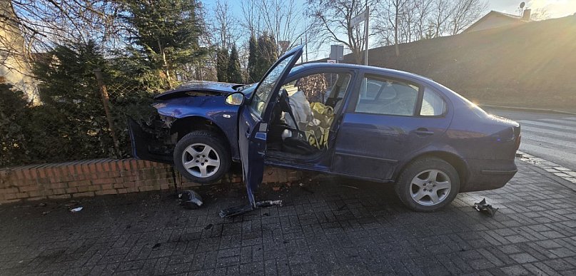 Szaleńcza ucieczka przed policją zakończyła się na ogrodzeniu