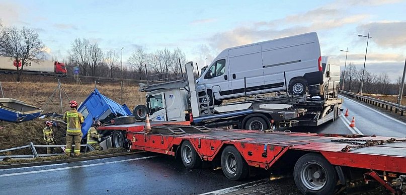 Kolizja ciężarówek na węźle A4 Krzywa. Są utrudnienia