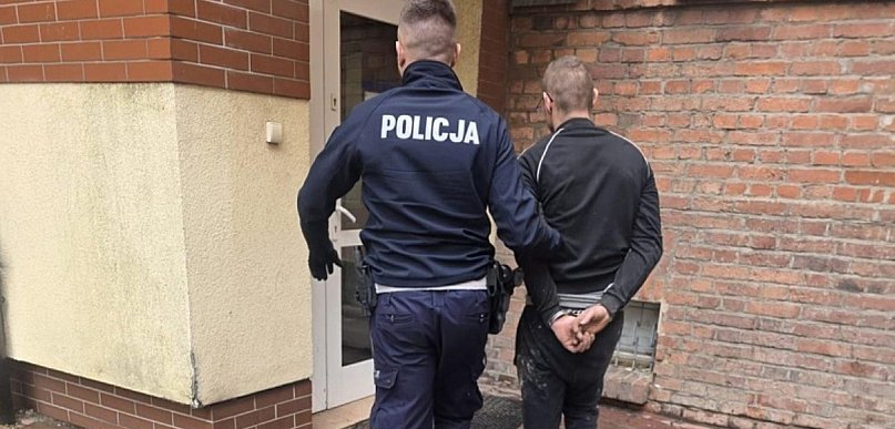 Miał zakaz, narkotyki, cudze tablice i replikę broni w samochodzie