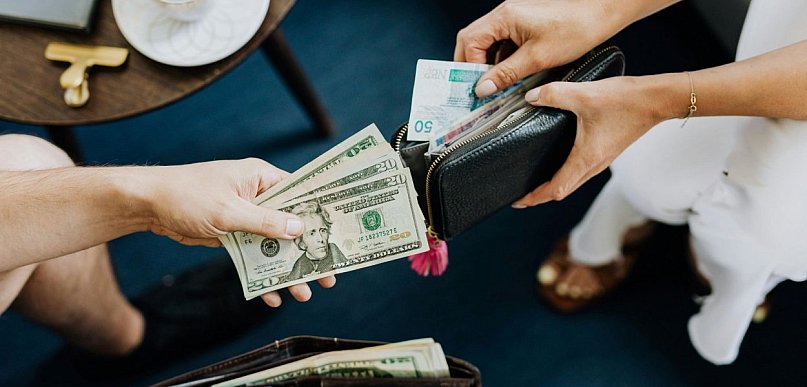 Limit płatności gotówką, a limit płatności kartą – jakie są różnice?