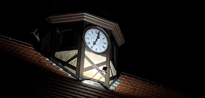 Po latach milczenia zegar na ratuszu w Prochowicach ponownie zaczął działać