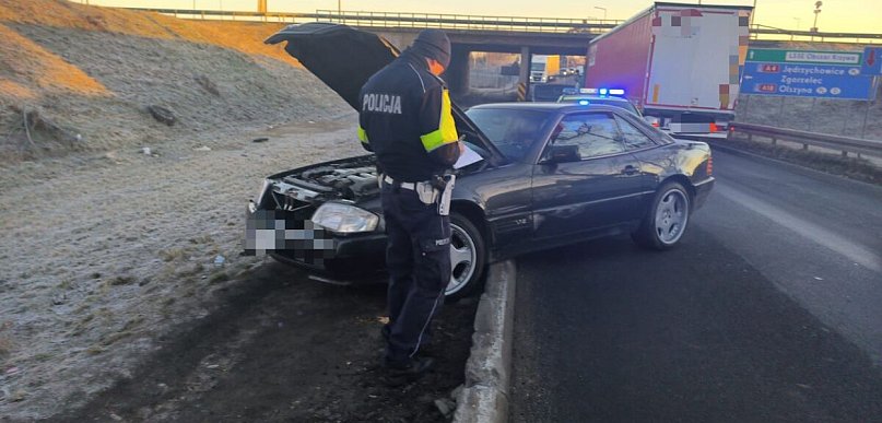 Pościg za mercedesem zakończył się pod A4. Kierowca pod wpływem narkotyków