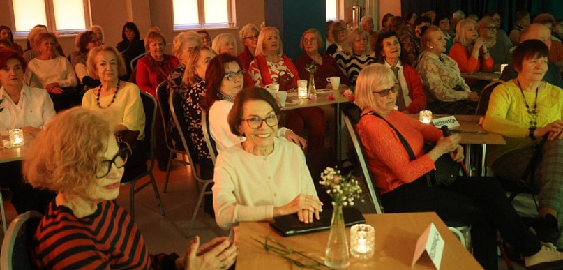 Znane melodie, wspomnienia i kwiatek jako gest pamięci o paniach