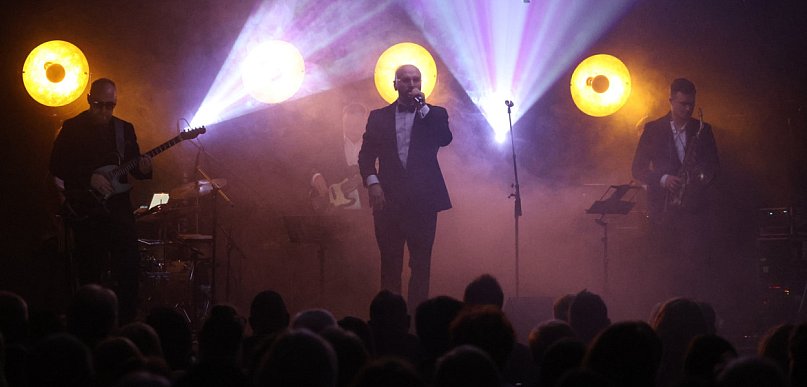 Śpiewał o miłości, a sala śpiewała z nim. Finał Dnia Kobiet w Kunicach