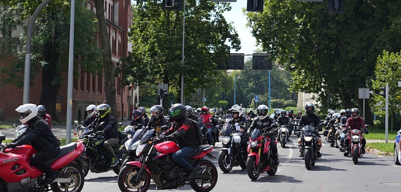 Wielu kierowców w Legnicy robi to na drodze. Czy wiesz, co oznacza?