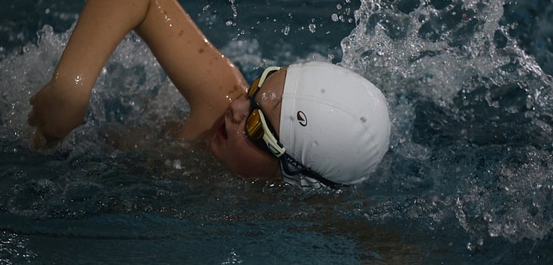 Nocny maraton pływacki „Otyliada 2026” na basenie w Chojnowie