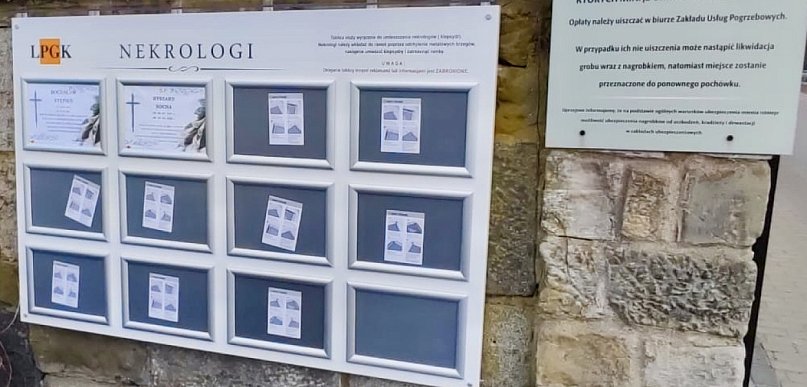 Nowe tablice nekrologowe przy cmentarzu. Sprawdź, jak z nich korzystać