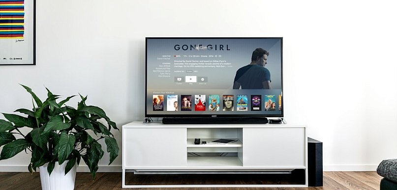 Internet i telewizja w jednym – jak światłowód zmienia codzienną rozrywkę