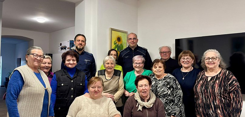 Policja u prochowickich seniorów. Było o telefonach i oszustach