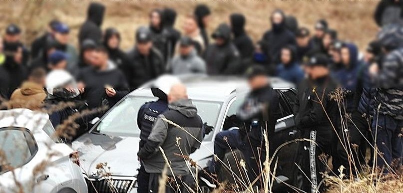 Byli gotowi do bójki i czekali na rywali. Policjanci pokrzyżowali im plany